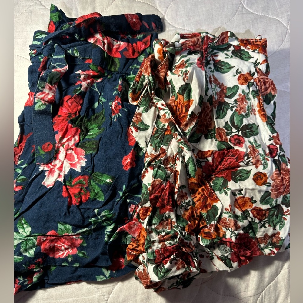 Women shorts with bows on the front